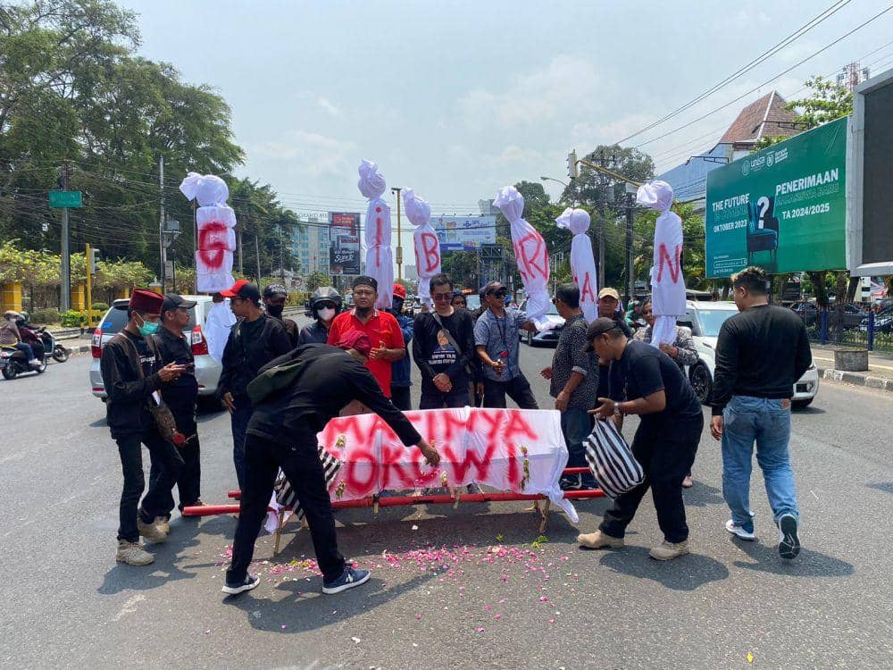 Muncul Pocong Bertuliskan Gibran dan Keranda Matinya Jokowi di Jogja