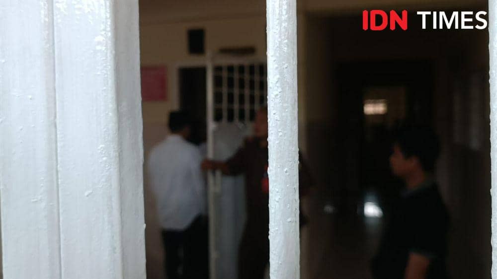 Sidang pidana perdana eks Kasatresnarkoba Polres Lampung Selatan, AKP Andri Gustami di PN Tanjungkarang, Senin (23/10/2023).