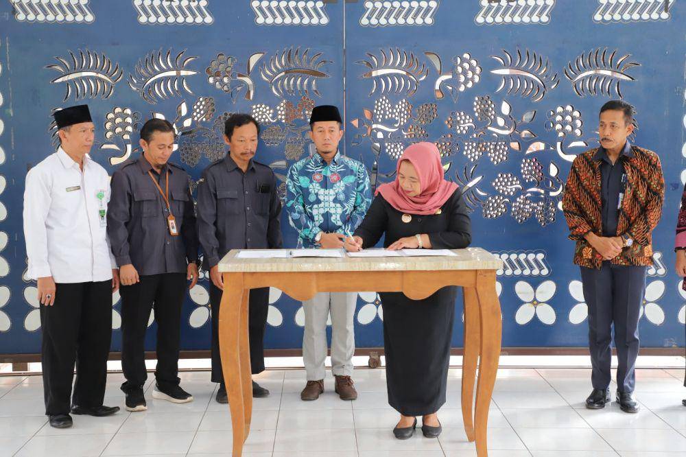Penyerahan hibah tanah oleh Pemkab Sleman, di Pendopo Rumah Dinas Bupati Sleman, Senin (23/10/2023). (Dok. Istimewa)