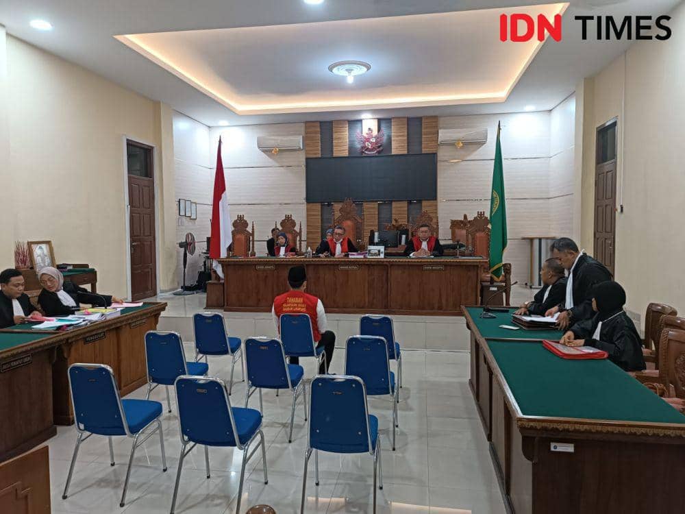 Sidang pidana perdana AKP Andri Gustami di PN Tanjungkarang, Senin (23/10/2023). (IDN Times/Tama Yudha Wiguna).