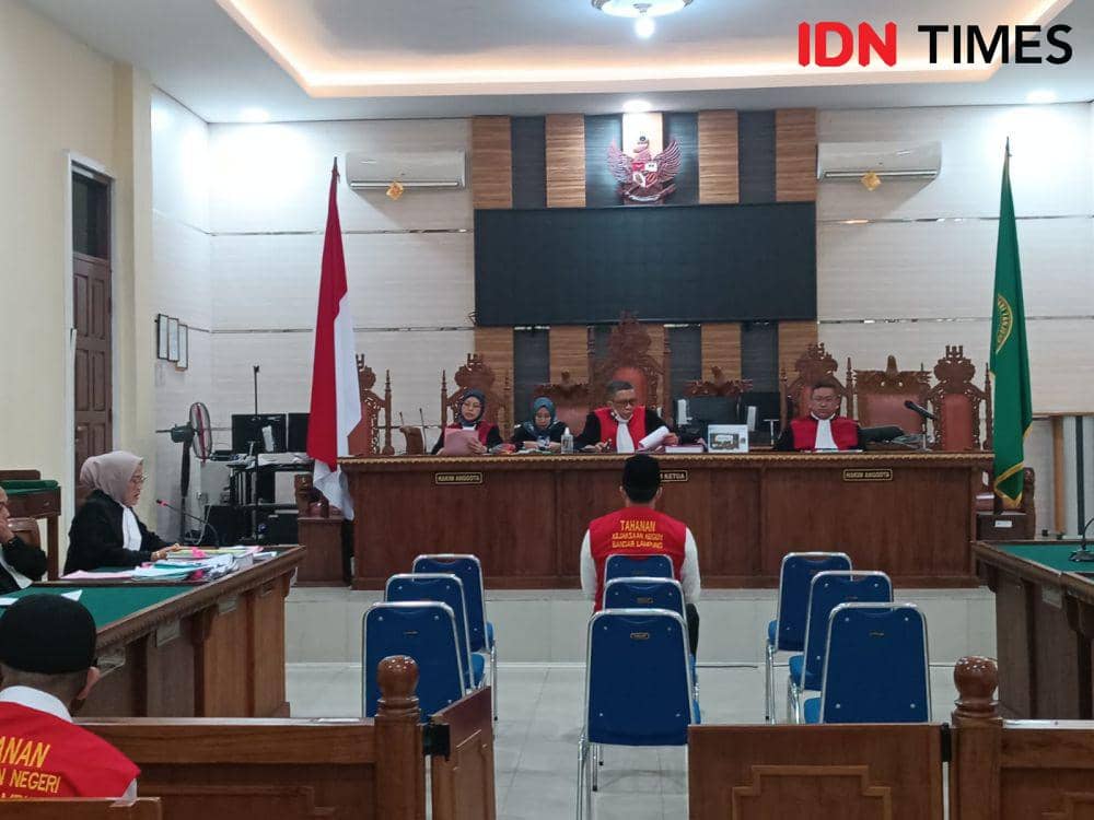 Sidang pidana perdana AKP Andri Gustami di PN Tanjungkarang, Senin (23/10/2023). (IDN Times/Tama Yudha Wiguna).