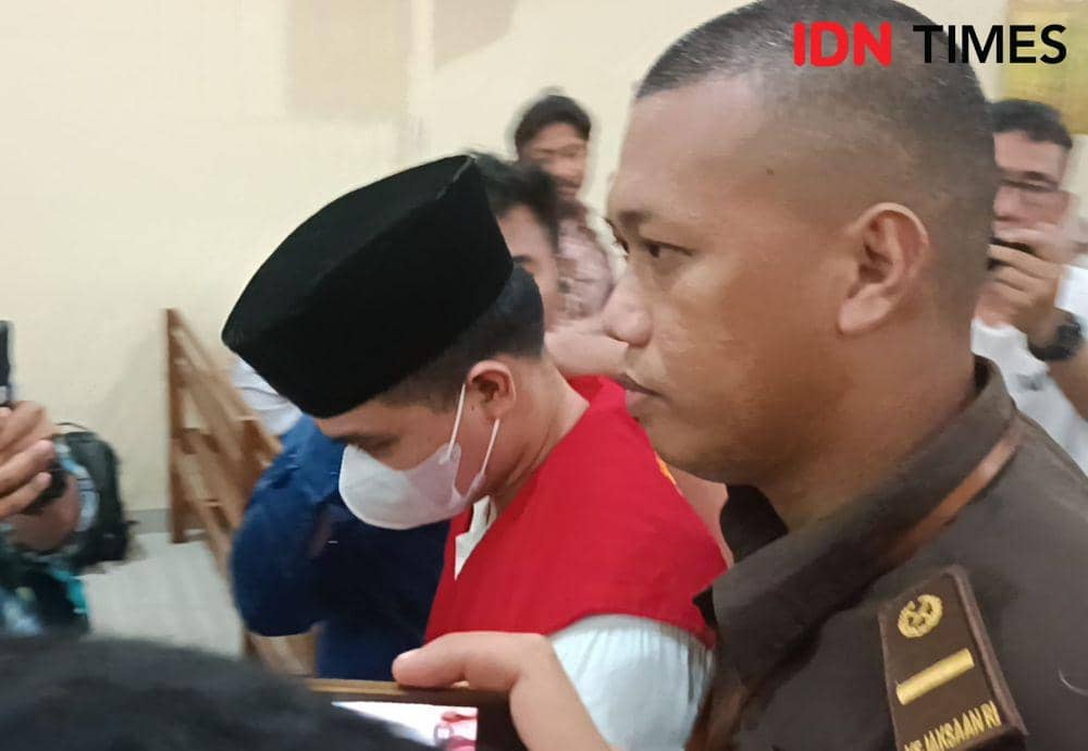 Sidang pidana perdana AKP Andri Gustami di PN Tanjungkarang, Senin (23/10/2023). (IDN Times/Tama Yudha Wiguna).