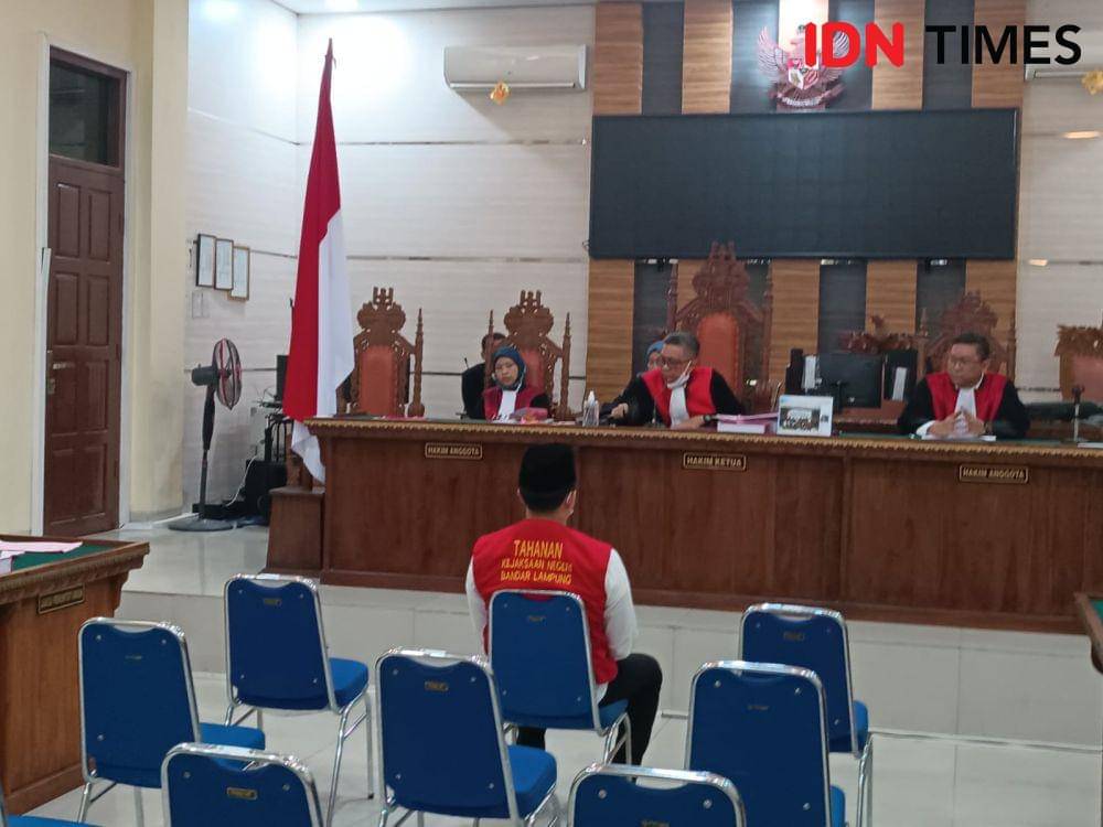 Sidang pidana perdana AKP Andri Gustami, eks Kasatresnarkoba Polres Lampung Selatan terlibat jaringan narkotika Fredy Pratama, Senin (23/10/2024). (IDN Times/Tama Yudha Wiguna).