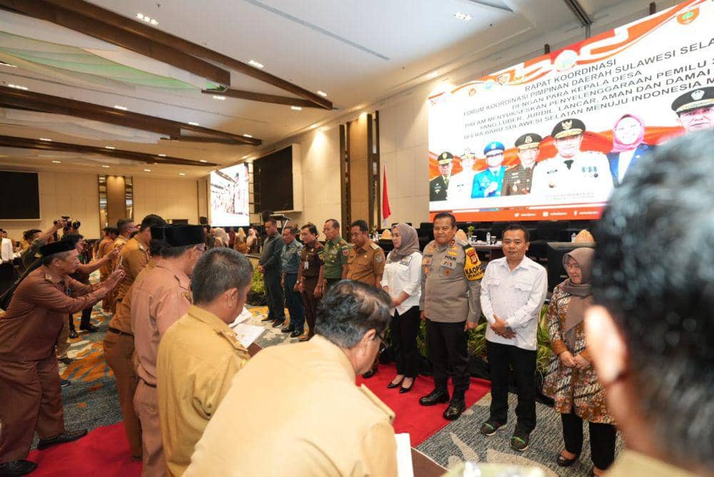 Para kepala desa se-Sulawesi Selatan menyatakan ikrar netralitas di Hotel Claro Makassar, Senin (23/10/2023). Dok. Humas Pemprov Sulsel