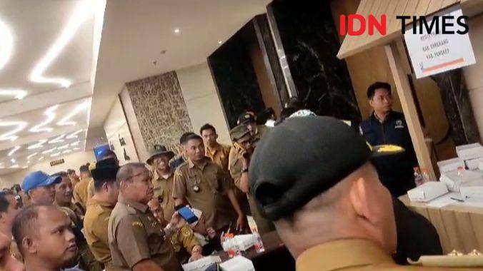 Para oknum kepala desa ribut -ribut gara-gara SPPD tidak dibagikan saat rapat forkopimda Sulsel di Hotel Claro, Makassar, Senin (23/10/2023). IDN Times/Asrhawi Muin