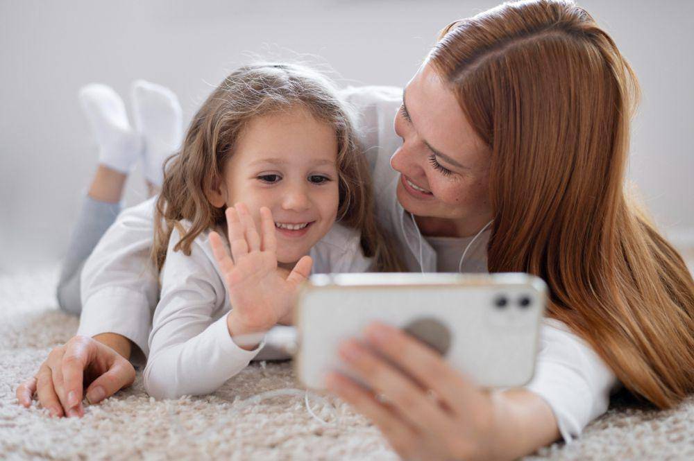 ilustrasi video call (freepik.com/freepik)