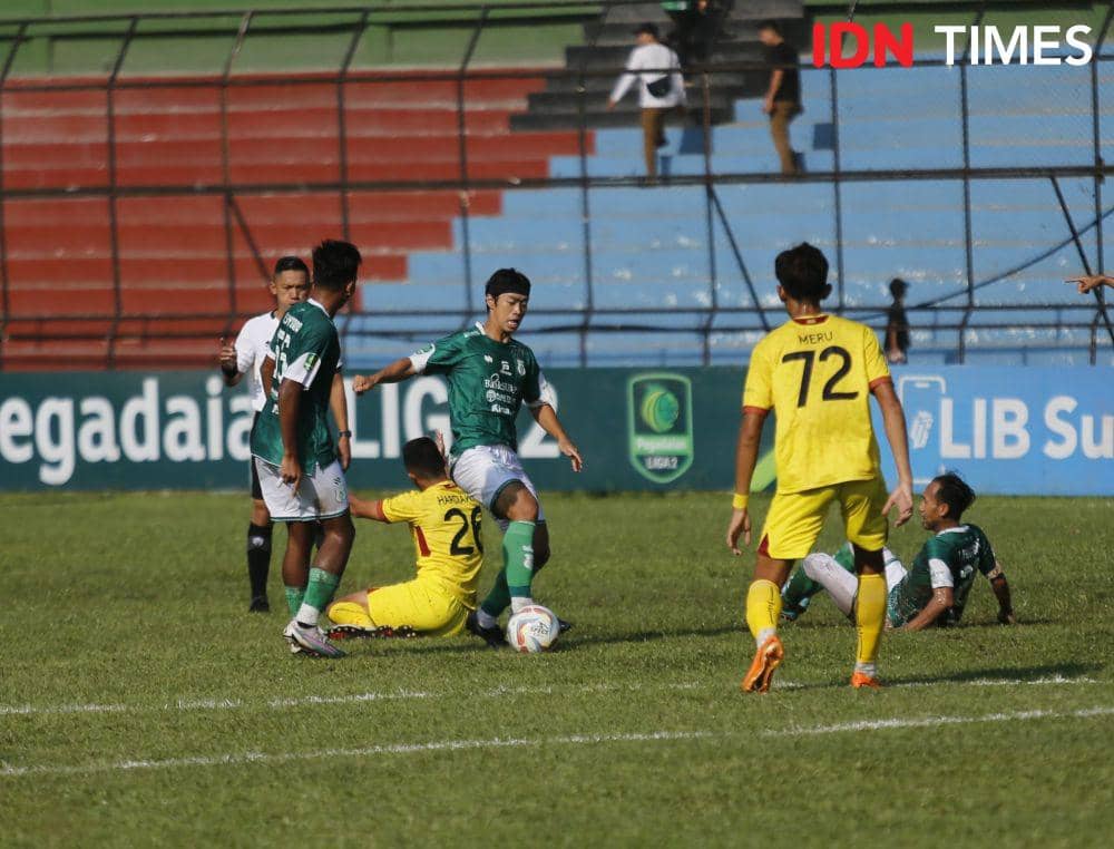 Gelandang PSMS asal Korea Selatan Kim Jin Sung mengalami cedera saat bersua Sriwijaya FC di Stadion Teladan, Senin (23/10/2023) (IDN Times/Doni Hermawan)