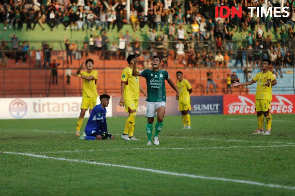 Striker PSMS Nico Malau usai membobol gawang Sriwijaya FC di Stadion Teladan, Senin (23/10/2023) (IDN Times/Doni Hermawan)