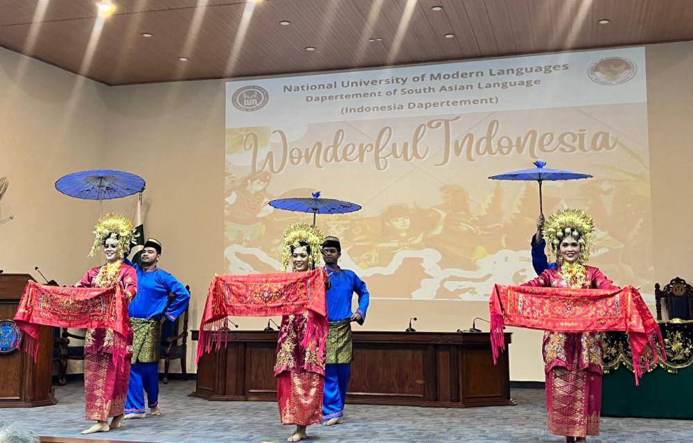 Tarian khas Sumatra Barat dipamerkan di Pakistan. (dok. KBRI Islamabad)