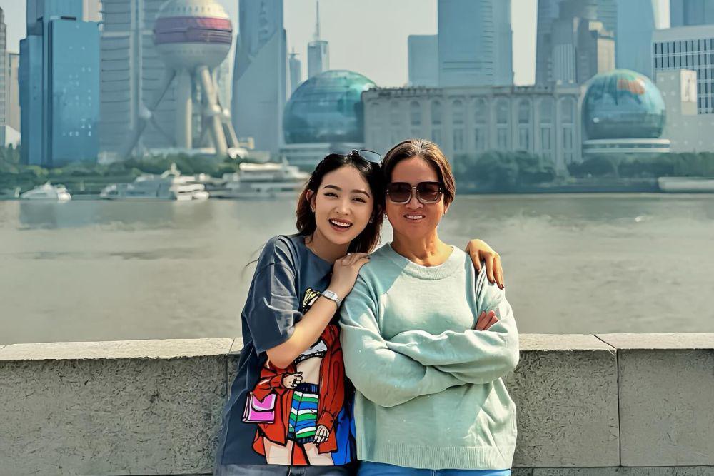 7 Momen Natasha Wilona di China, Kerja Sambil Liburan Bareng Mama