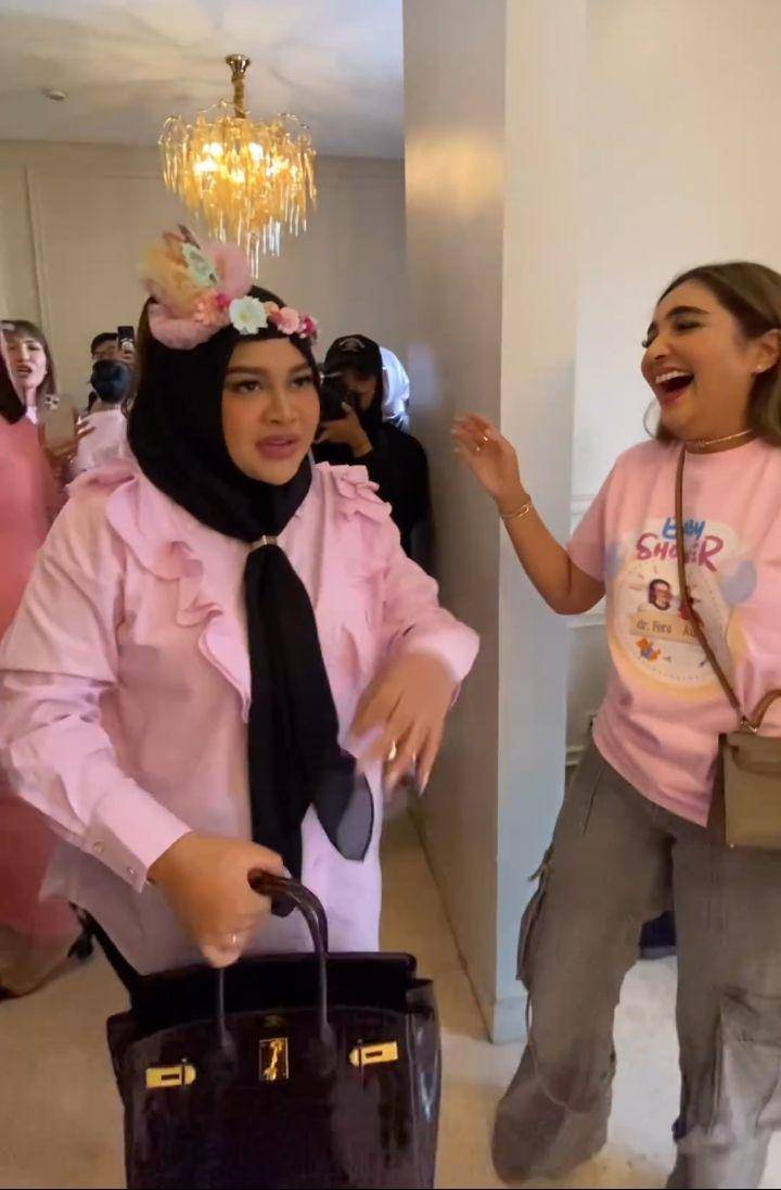 Surprise baby shower geng cendol (Instagram.com/tya_ariestya)