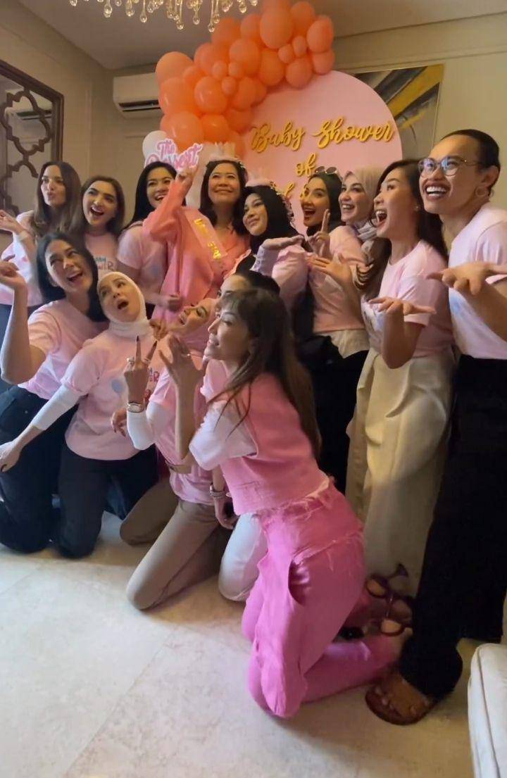 Surprise baby shower geng cendol (Instagram.com/tya_ariestya)