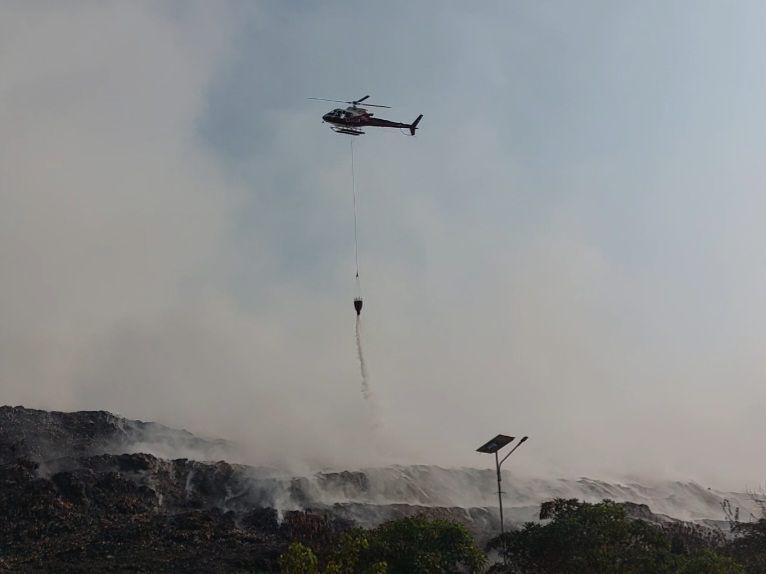 Helikopter Water Bombing Bantu Padamkan Api di TPA Rawa Kucing