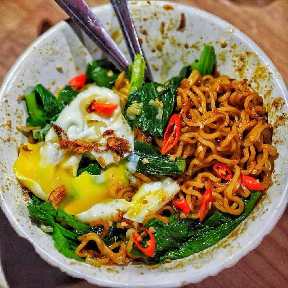Semangkok indomie telor bikinan Cak Har. Instagram/kokobuncit