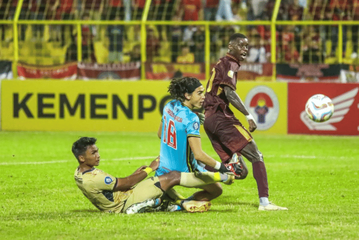 Momen saat striker PSM Makassar, Adilson da Silva, mencetak gol ke gawang Arema FC pada laga pekan ke-16 BRI Liga 1 2022-23 di Stadion Gelora B.J. Habibie Parepare, Jumat 20 Oktober 2023. (Instagram.com/psm_makassar)