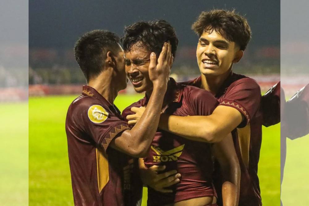 Striker PSM Makassar, Ricky Pratama (tengah), merayakan gol yang ia cetak ke gawang Arema FC pada laga pekan ke-16 BRI Liga 1 2022-23 di Stadion Gelora B.J. Habibie Parepare, Jumat 20 Oktober 2023. (Instagram.com/psm_makassar)