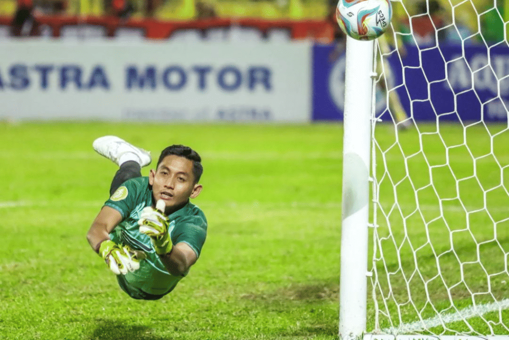 Aksi kiper PSM Makassar, Reza Arya Pratama, dalam pertandingan lawan Arema FC di pekan ke-16 BRI Liga 1 2022-23 di Stadion Gelora B.J. Habibie Parepare, Jumat 20 Oktober 2023. (Instagram.com/psm_makassar)