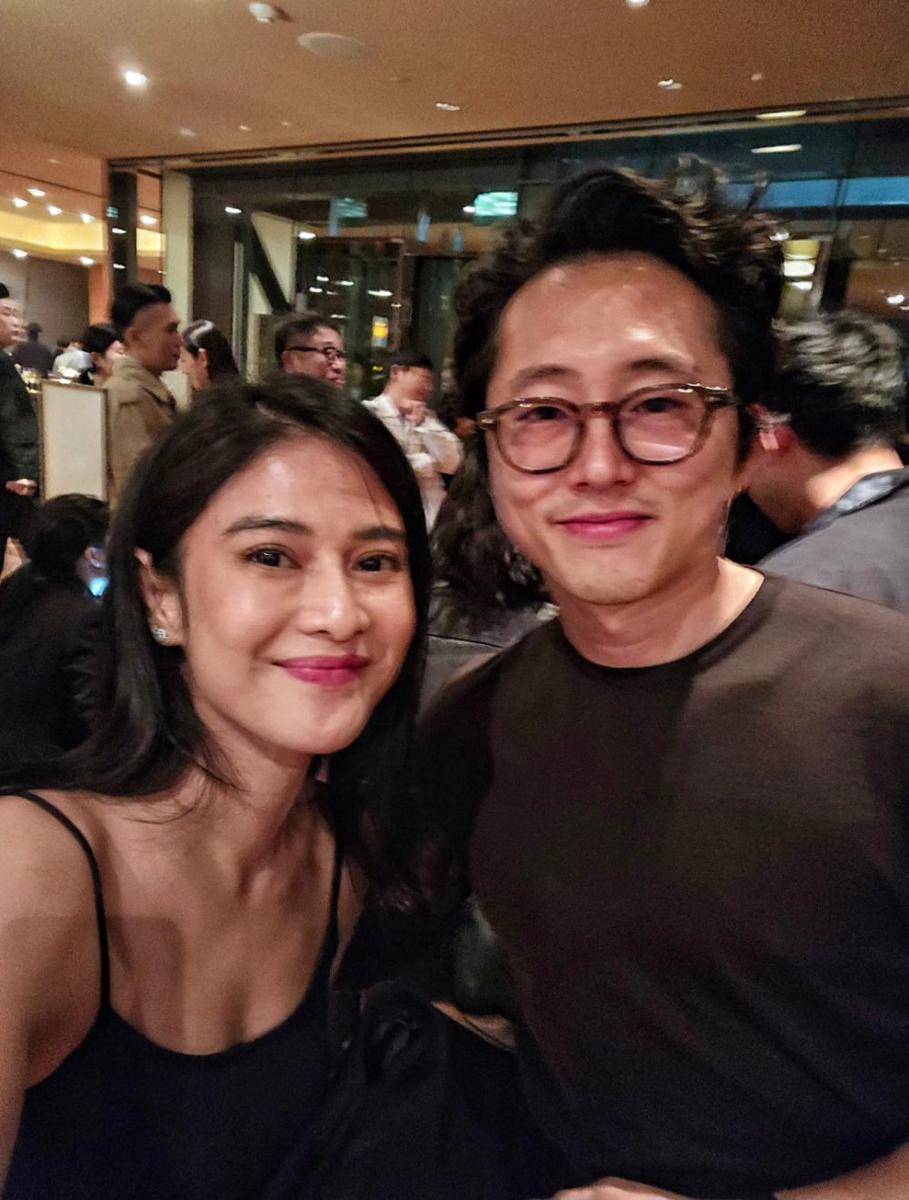 potret Dian Sastro bersama Steven Yeun (tiktok.com/therealdisastr)