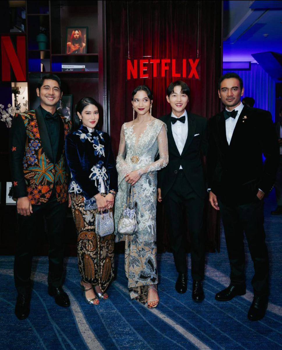 potret Dian Sastro bersama Arya Saloka, Putri Marino, Song Joong Ki, dan Ario Bayu (tiktok.com/therealdisastr)