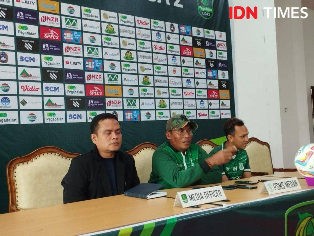 Pelatih PSMS Miftahudin Mukson berbicara jelang laga lawan Sriwijaya FC (IDN Times/Doni Hermawan)