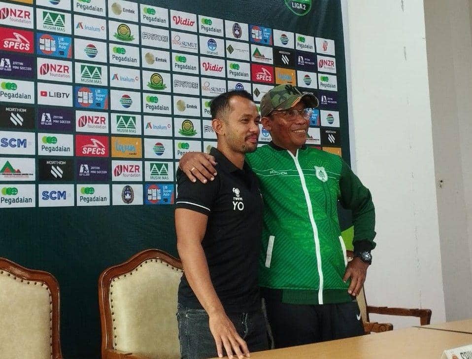 Pelatih PSMS Miftahudin Mukson dan Pelatih Sriwijaya Yusuf Prasetiyo jelang duel di Stadion Teladan, Senin (23/10/2023) (IDN Times/Doni Hermawan)