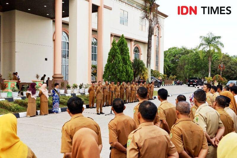 Pj Bupati PPU, Makmur Marbun saat memimpin apel pagi di lingkungan Pemkab PPU (IDN Times/Ervan)