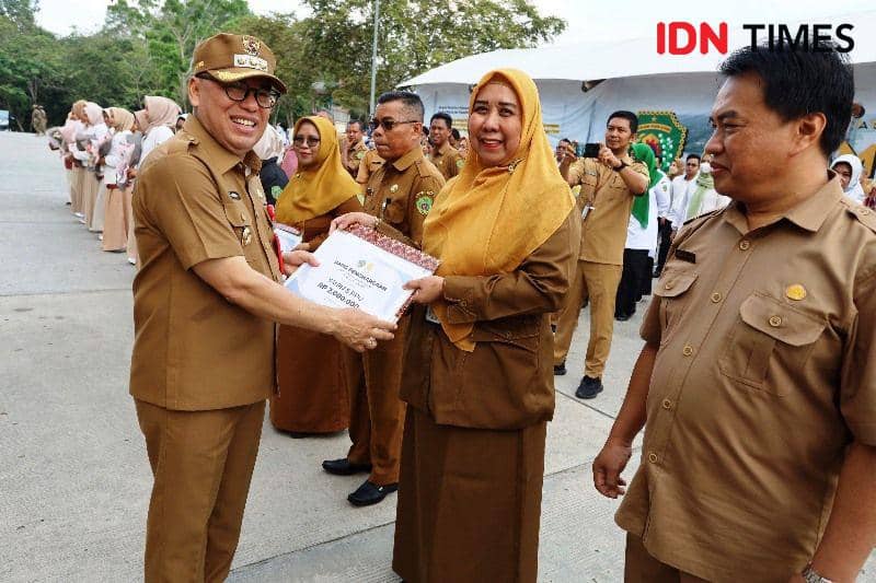 Pj Bupati PPU, Makmur Marbun serahkan penghargaan  (IDN Times/Ervan)