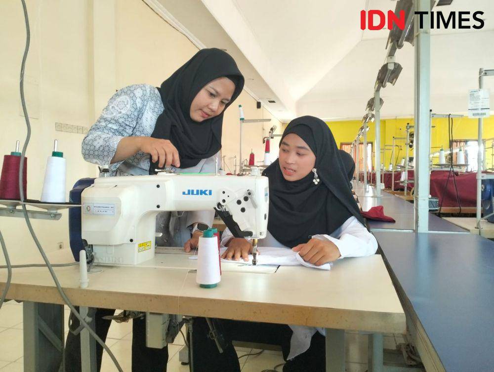 Pelatihan menjahit untuk santri di Jawa Timur. (IDN Times/Khusnul Hasana).