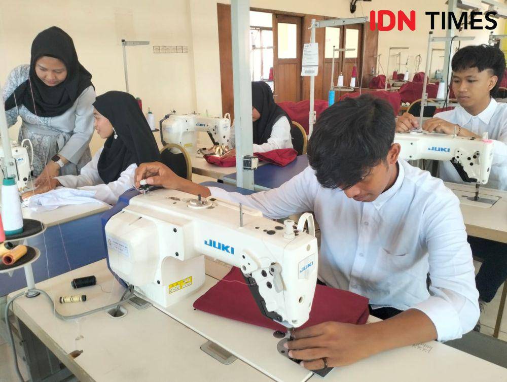 Pelatihan menjahit untuk santri di Jawa Timur. (IDN Times/Khusnul Hasana).