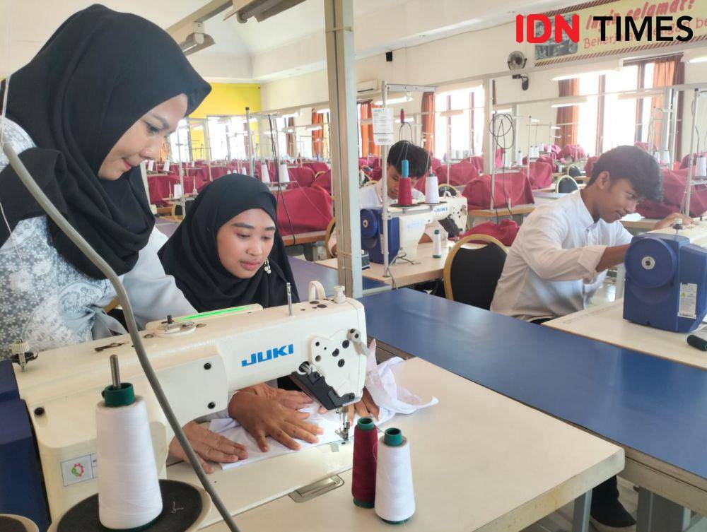 Pelatihan menjahit untuk santri di Jawa Timur. (IDN Times/Khusnul Hasana).