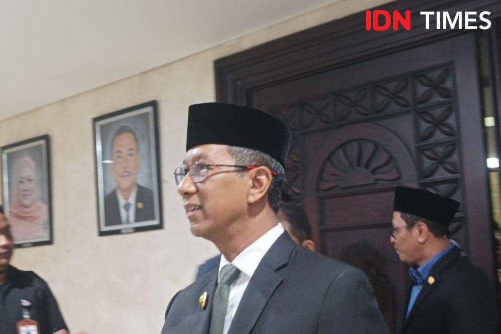 Penjabat (PJ) Gubernur DKI Jakarta Heru Budi Hartono saat rapat anggaran di DPRD DKI, Senin (23/10/2023). (IDN Times/Dini Suciatiningrum)