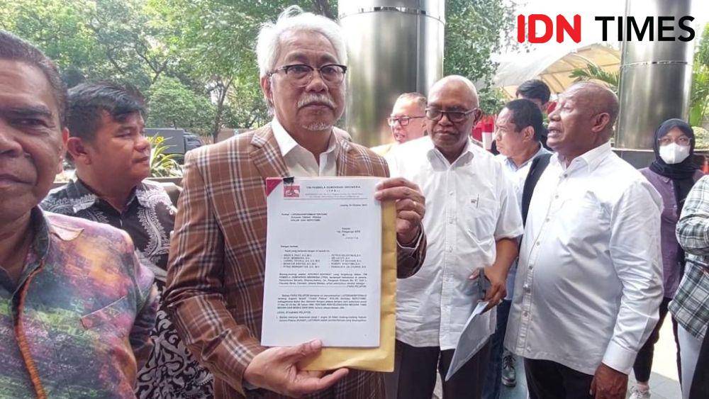 Koordinator TPDI Erick S Paat usai membuat laporan di Komisi Pemberantasan Korupsi, Senin (23/10/2023). (IDN Times/Aryodamar)