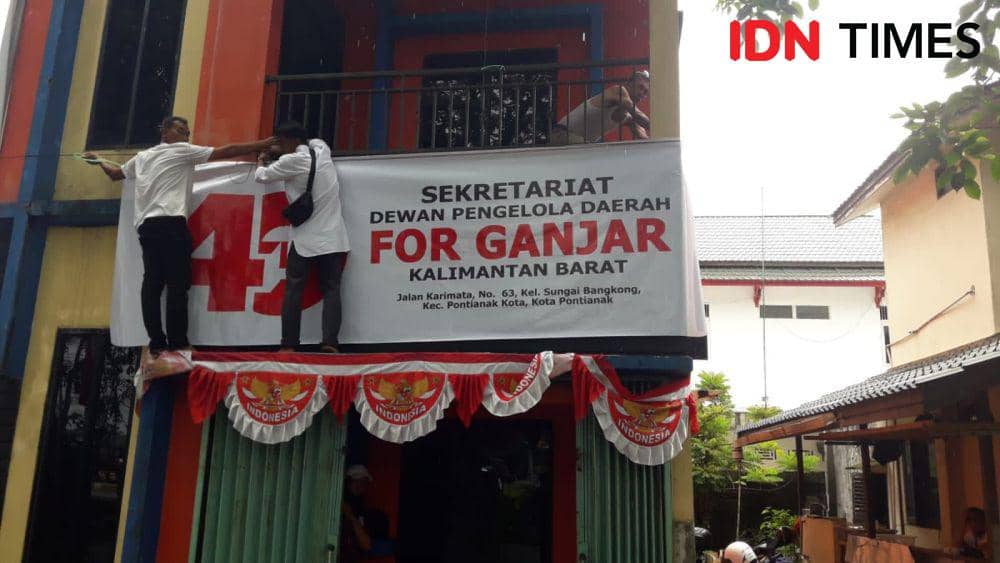 Sejumlah atribut di Rumah Jokowi Pontianak dicopot. (IDN Times/Teri).