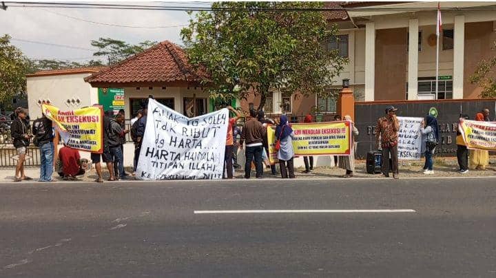Sambil Gelar Poster, Puluhan Massa Demo di Pengadilan Agama Banyumas