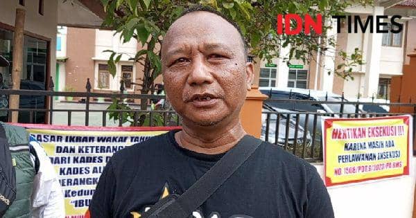 Anak Alm. Cholisun saat menjelaskan kejanggalan adanya rencana eksekusi lahan tanah dan bangunan milik orangtuanya, Selasa(24/10/2023).(IDN Times/Sutrisno)