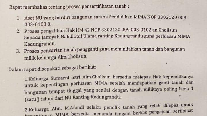 Anis Mukhawidin menyebut salah satu isi surat kesepakatan yang dibuat antara pihak Cholisun yang mewakafkan tanahnya kepada pihak yayasan MIMA dan mengganti tanah yang diwakafkan, Selasa (24/10/2023).(IDN Times/Sutrisno)