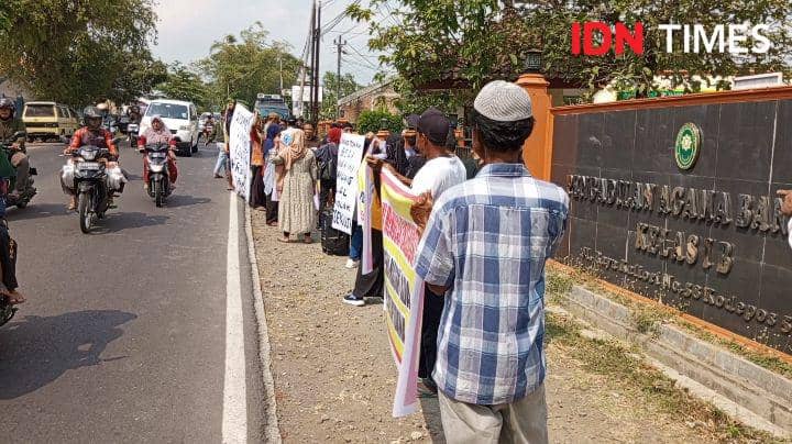 Walau telah berkekuatan hukum tetap pemilik lahan dan bangunan melakukan aksi memohon pembatalan, Selasa (24/10/2023).(IDN Times/Sutrisno)