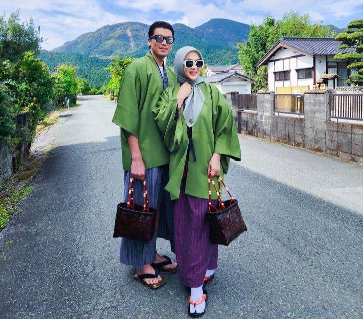 Syahrini dan Reino memakai yukata (instagram.com/princessyahrini)