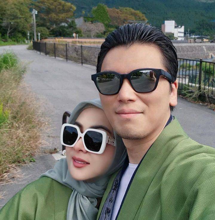 Syahrini dan Reino memakai yukata (instagram.com/princessyahrini)