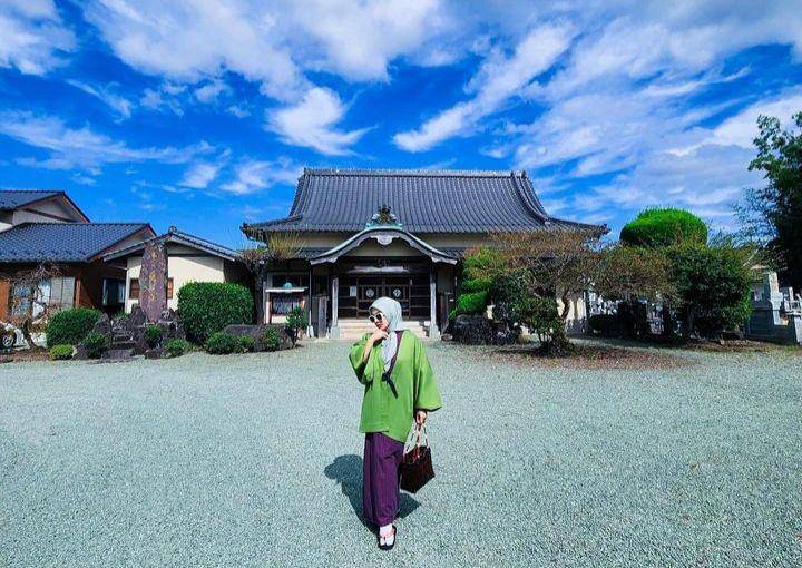 Syahrini dan Reino memakai yukata (instagram.com/princessyahrini)