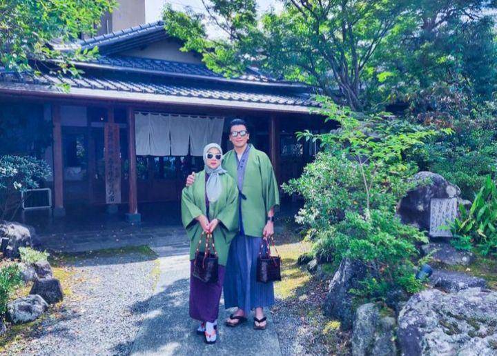 Syahrini dan Reino memakai yukata (instagram.com/princessyahrini)