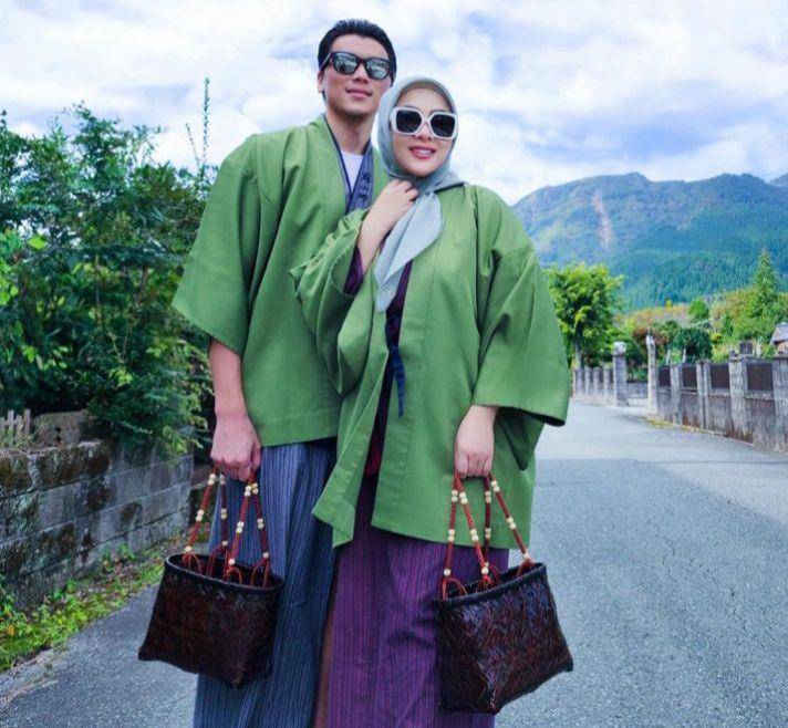 Syahrini dan Reino memakai yukata (instagram.com/princessyahrini)