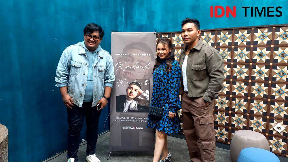 (kiri-kanan) Trakas, Rossa, dan Fabio Asher di konferensi pers single "Kalah" milik Fadil Jaidi pada Selasa (24/10/2023) di Kemang, Jakarta Selatan (IDN Times/Ines Suseno)