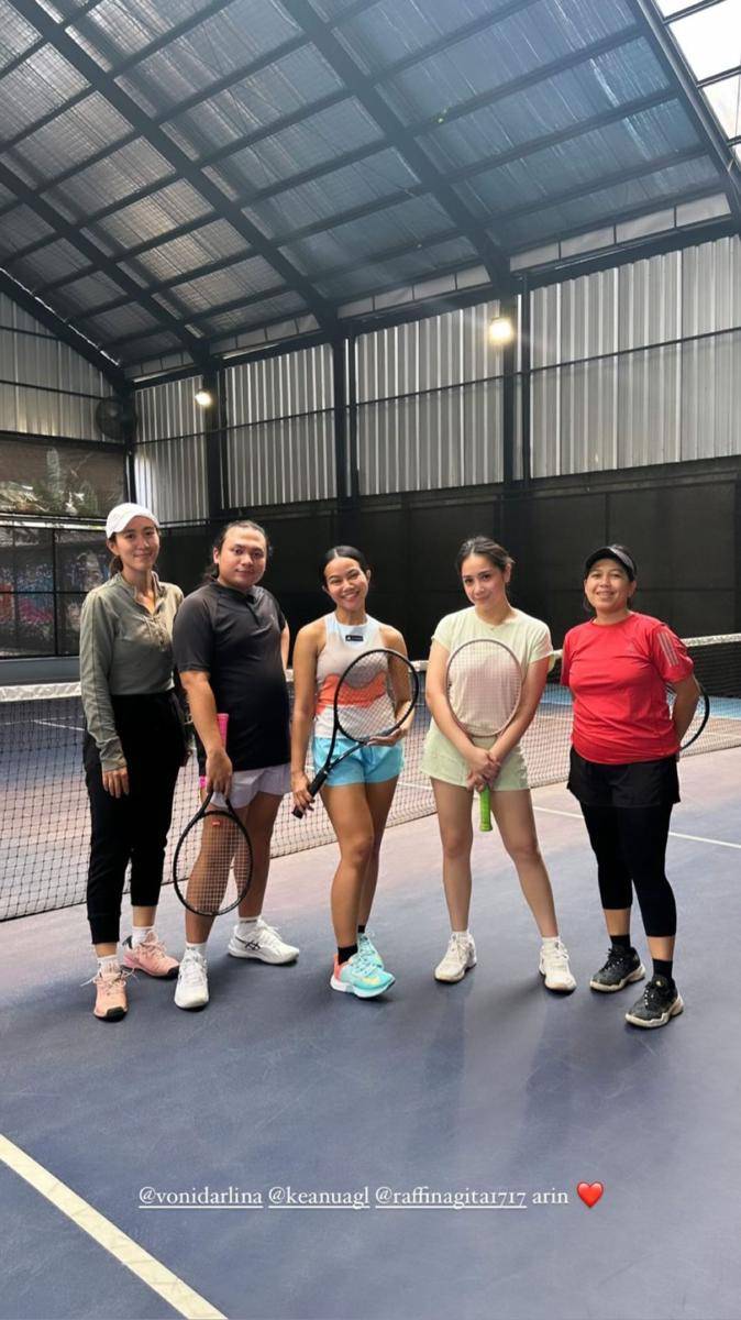 potret Keanu main tenis (instagram.com/keanuagl)