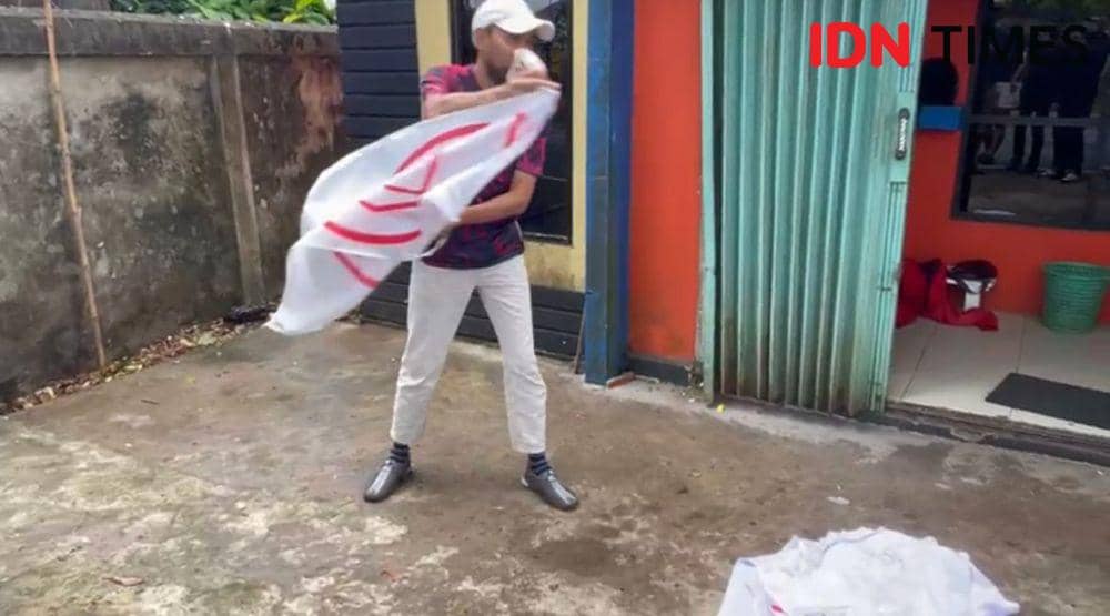 Relawan Rumah Jokowi Pontianak melepas bendera Rumah Jokowi. (IDN Times/Teri).