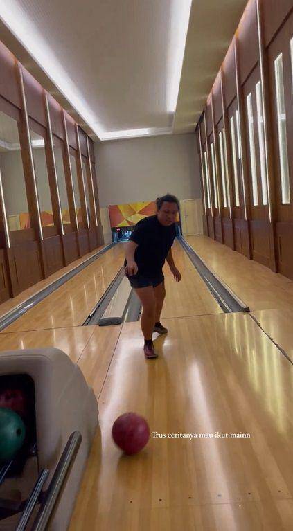 potret Keanu main bowling (instagram.com/keanuagl)