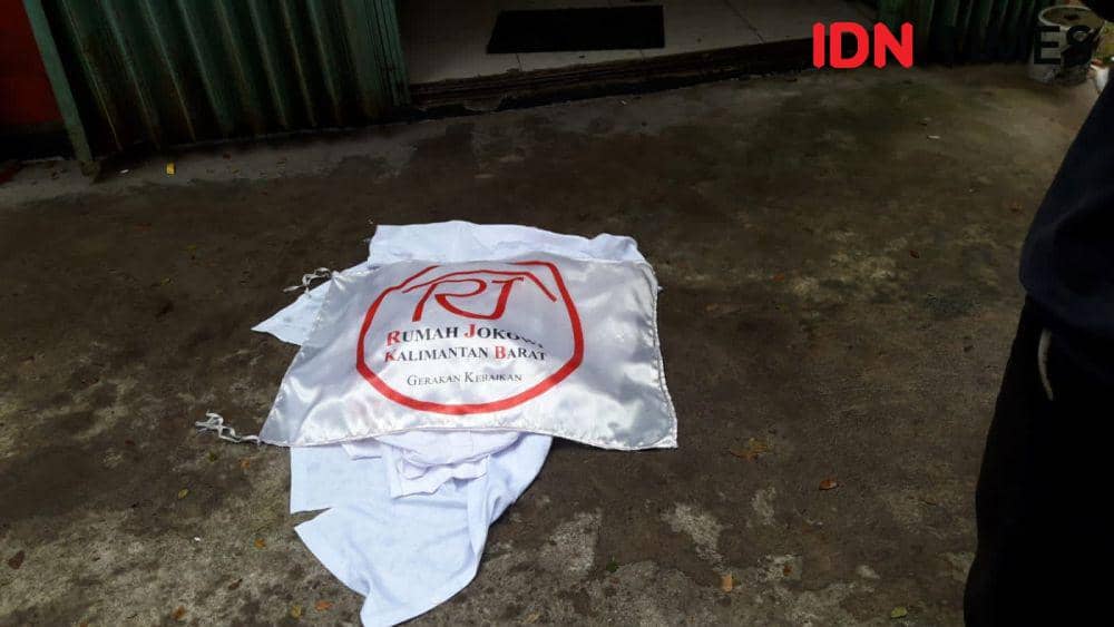 Bendera Rumah Jokowi Pontianak dicopot usai relawan membubarkan diri. (IDN Times/Teri).