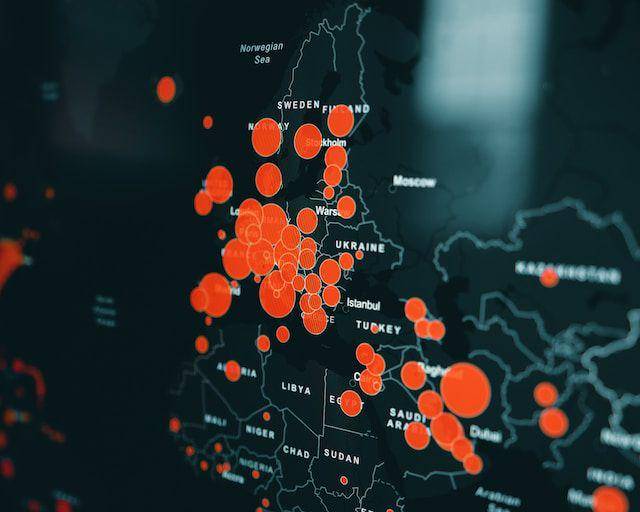 ilustrasi besar kecilnya titik pada data (unsplash.com/Clay Banks)