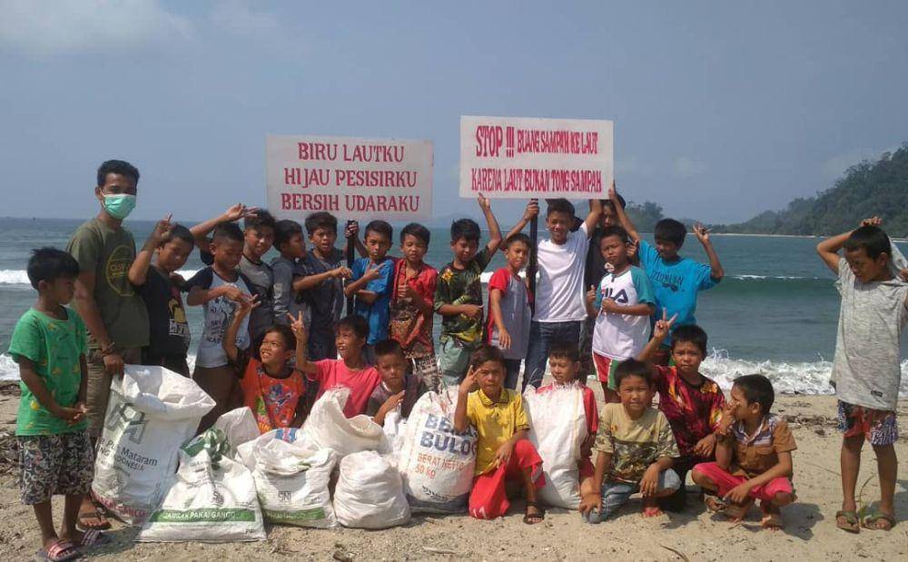 Andespin dan anak-anak sekitar Nagari Sungai Pinang (instagram.com/andespindeepwestsumatera)