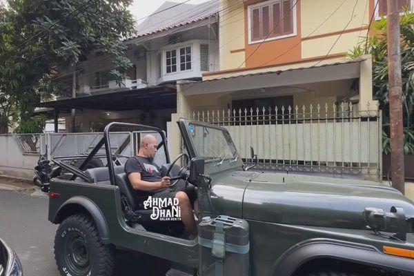 7 Potret Ahmad Dhani Antar Anak Sekolah Pakai Mobil Perang